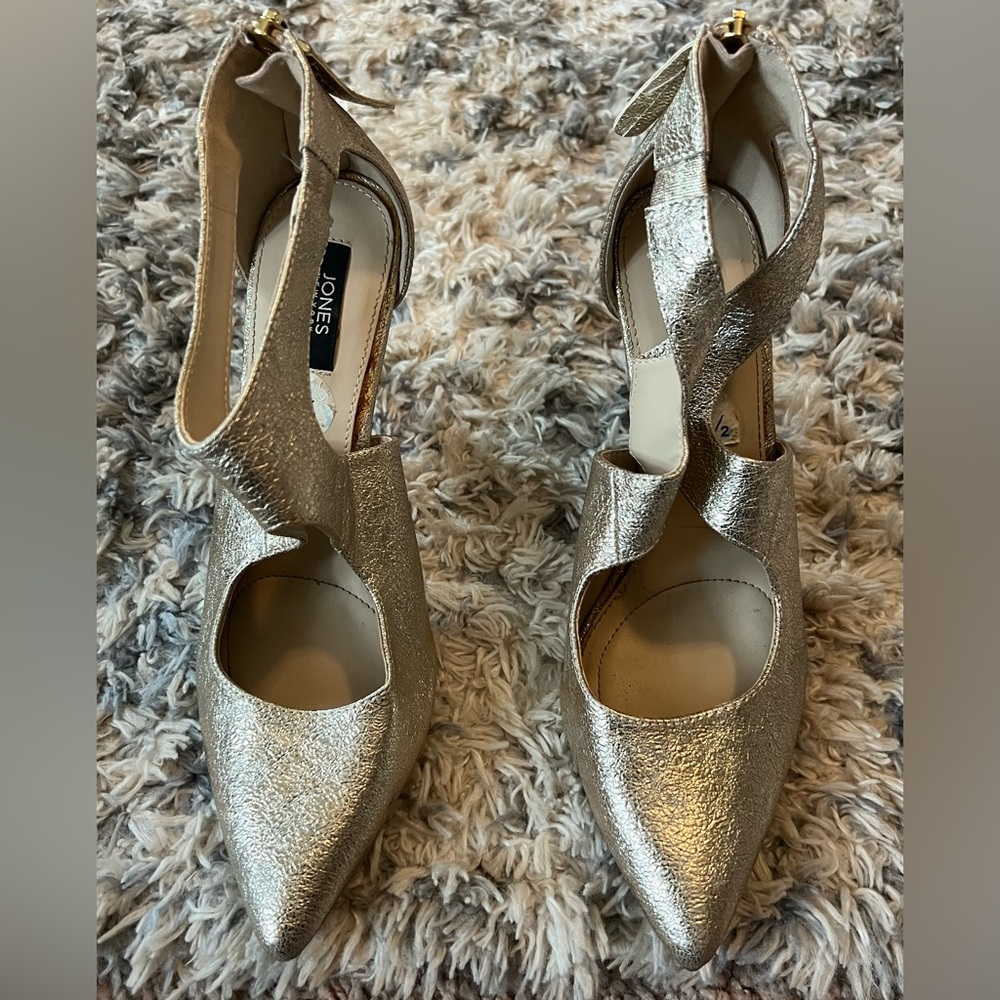 Jones New York stiletto heels, Size 8.5, color gold.